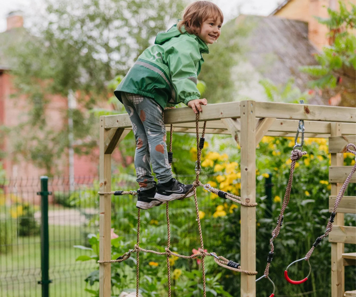 Kahekohaline kiik mängumaja kõrval aktiivseks õuemänguks