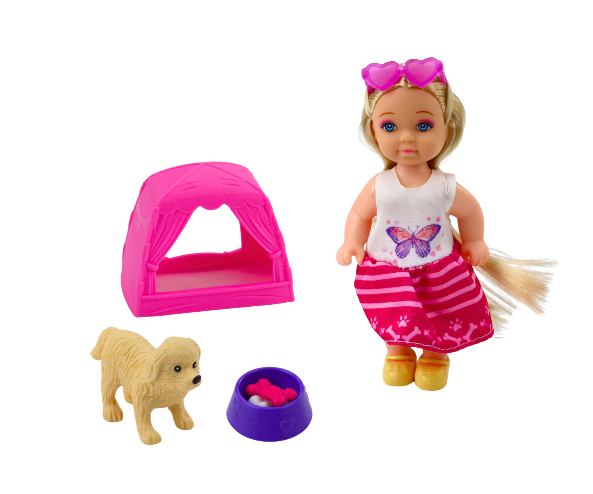 Väike nukk värvilises riietuses koos koera ja toidukausiga