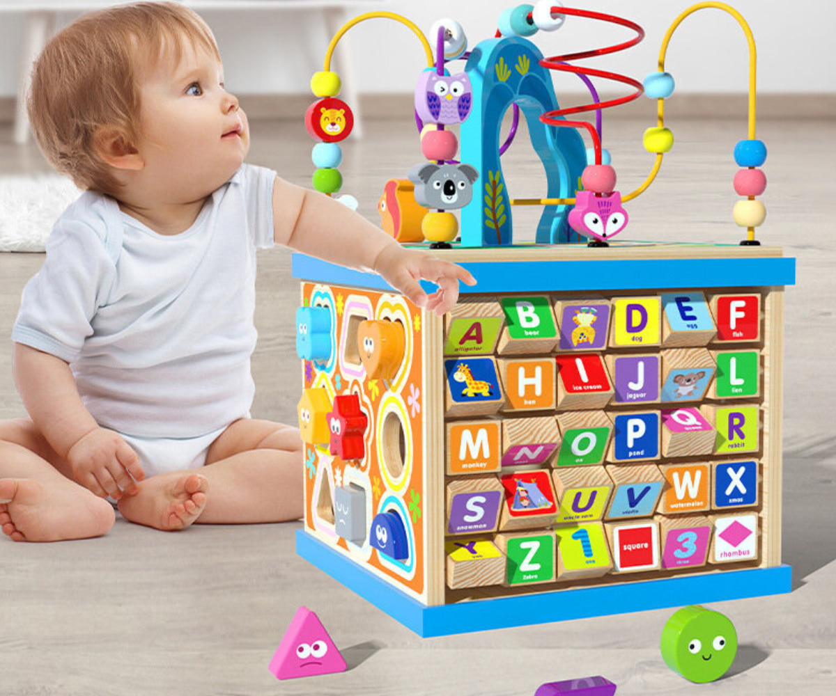 Laste puidust tegevuskuup helmestega labürindiga.