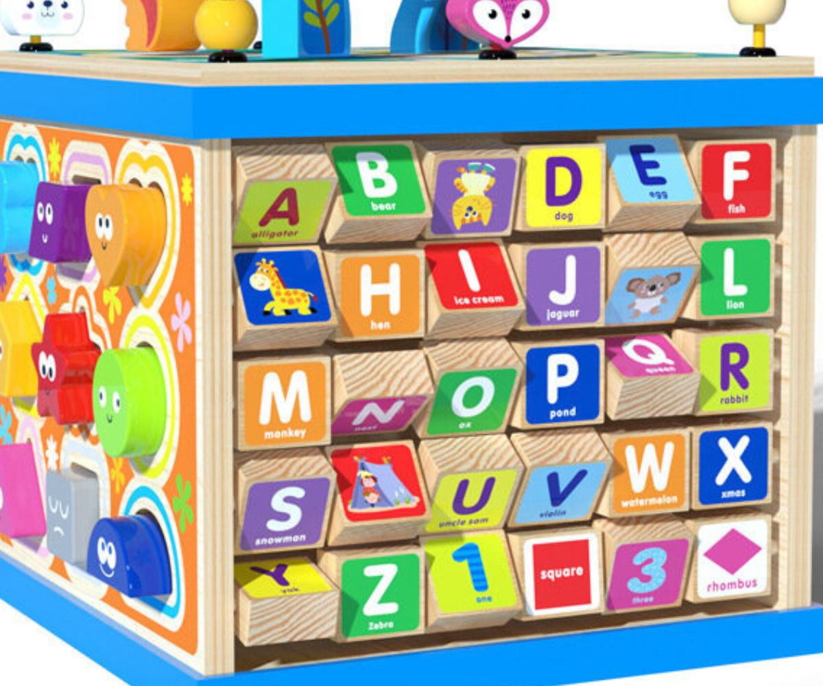 Puidust arendav kuup kujundite sorteerija ja tähtedega.