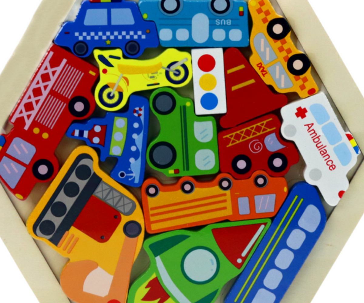 Laps paigutamas puidust pusletükke õigesse kohta.