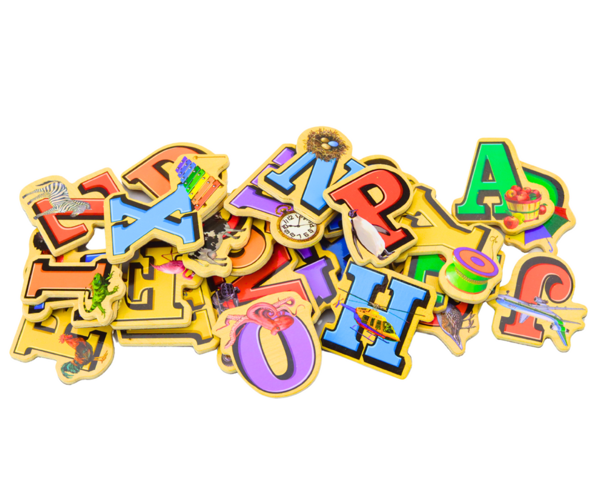 Lähivõte värvilistest puidust tähtedest koos vastavate piltidega