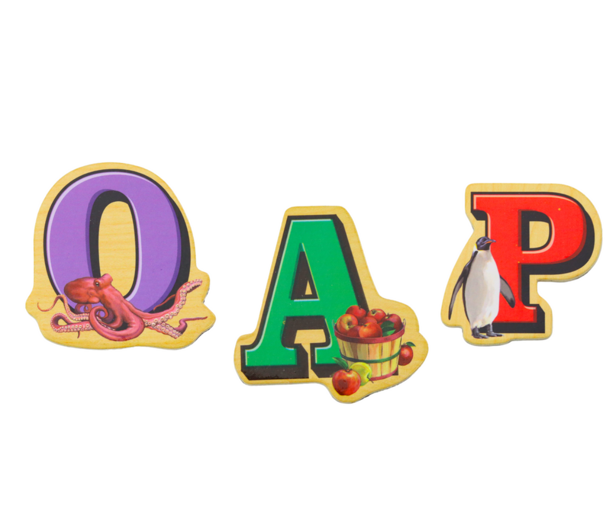 Laps asetamas puidust tähemagneteid külmkapile ja moodustamas lihtsat sõna