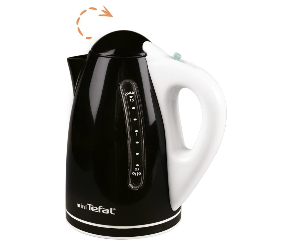 Laps kasutamas mängu veekeetjat mänguköögis rollimängu ajal.