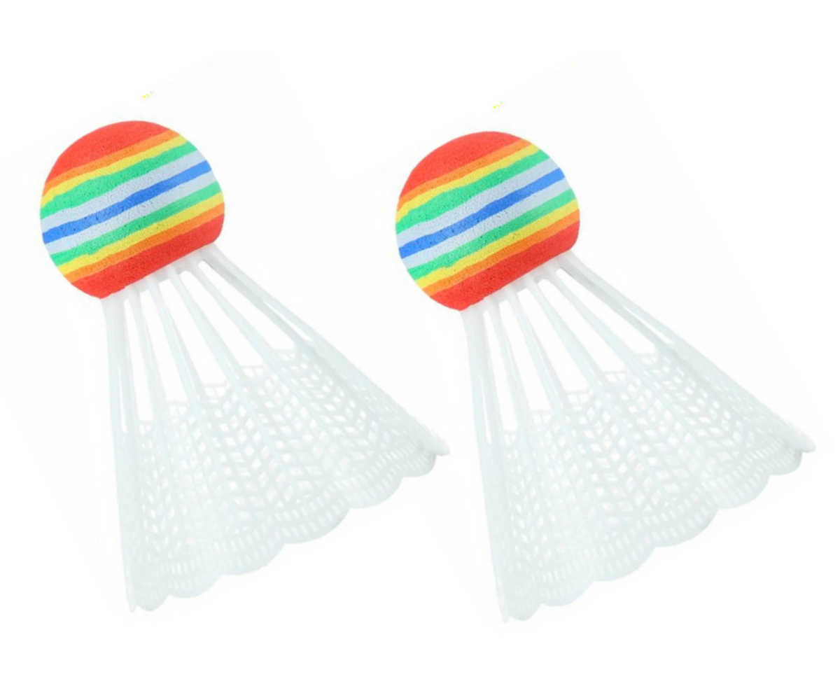 Kaks plastikust sulgpalli mõõdus 12 x 7 cm lähivaates.