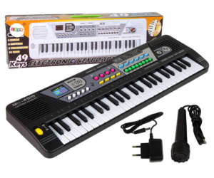 Klaviatuur koos kogu komplektiga – pill, mikrofon ja toitekaabel ühes kaadris.