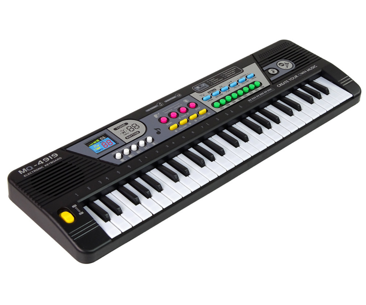 Laps mängimas klaviatuuri ja laulmas mikrofoni – kodune karaokehetk.