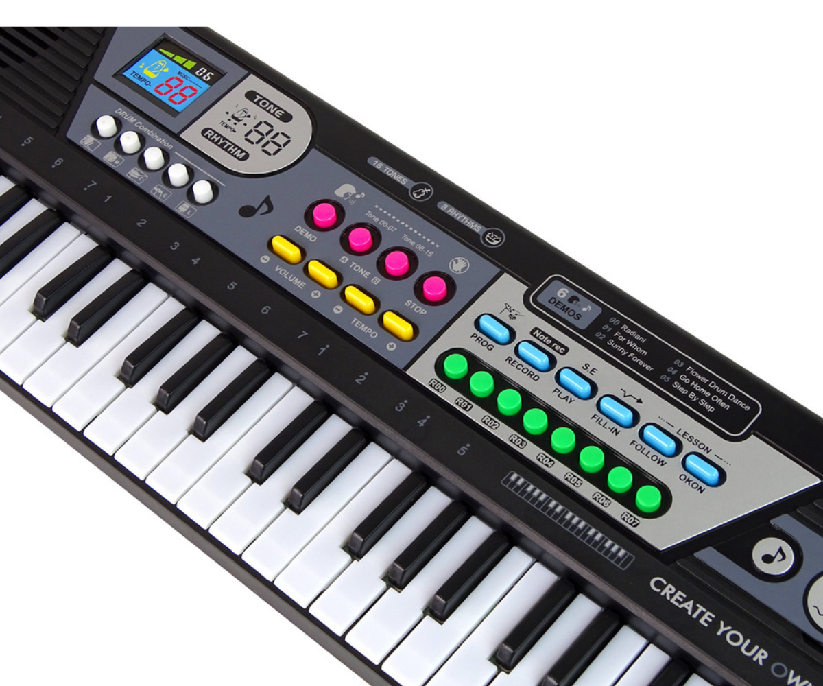 Komplekti kuuluv mikrofon lähivaates – mugav käes hoida ja laulmiseks sobiv.