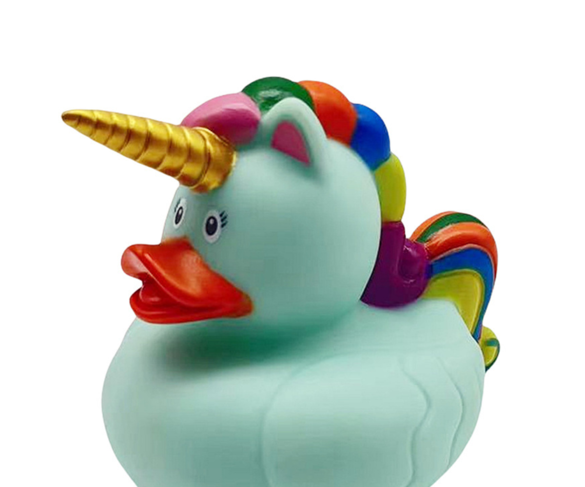Roheline ükssarvik-part vannimänguasi vikerkaarelakaga – lõbus kaaslane vannis.