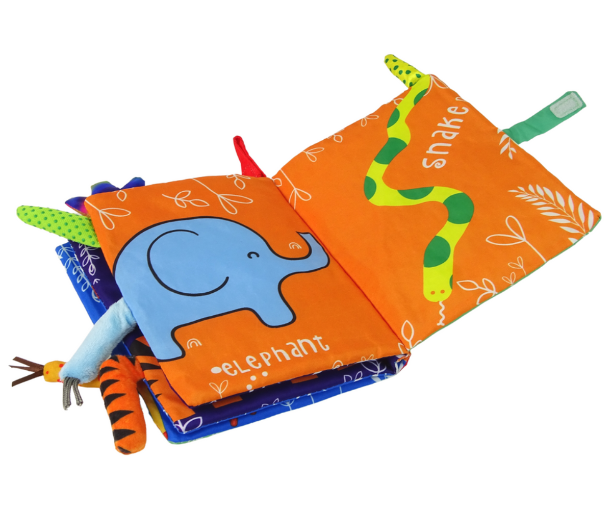 Laps uurimas ja katsumas pehme raamatu lehti.