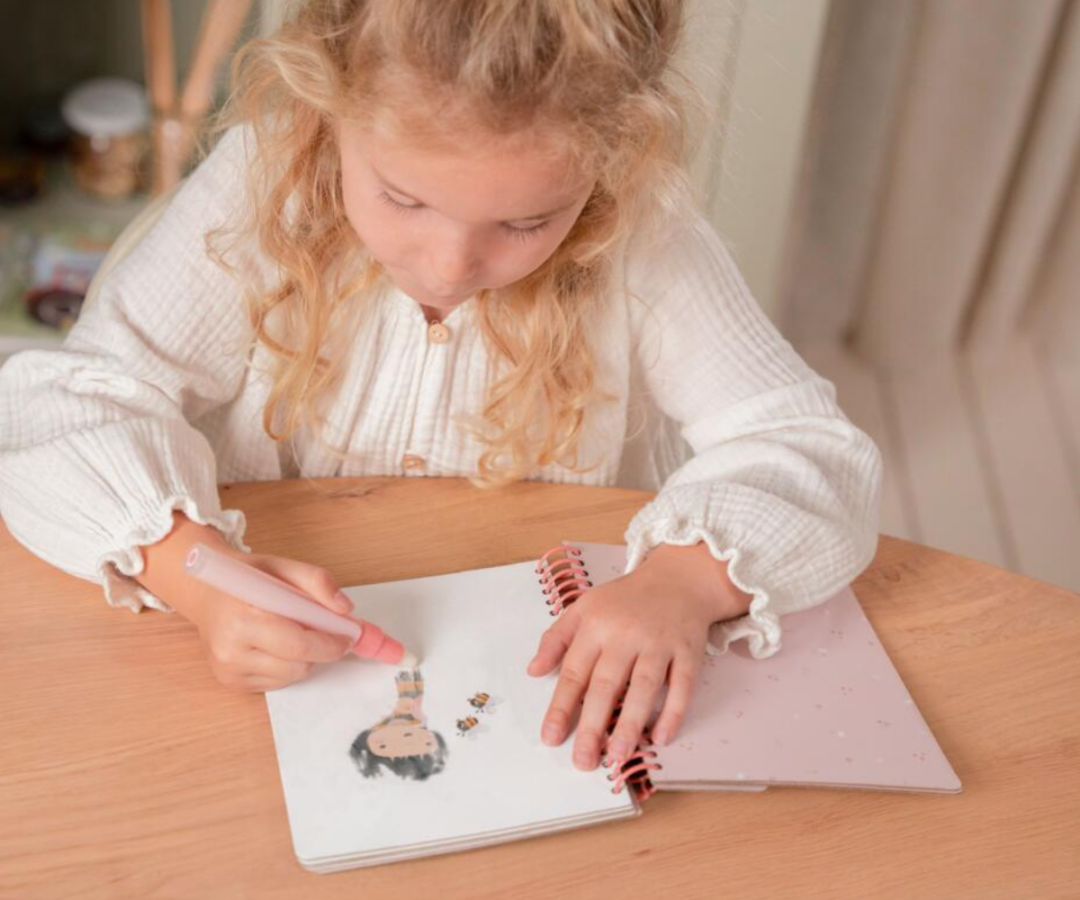 Little Dutch veepliiatsiga värviraamat maagiliseks joonistamiseks