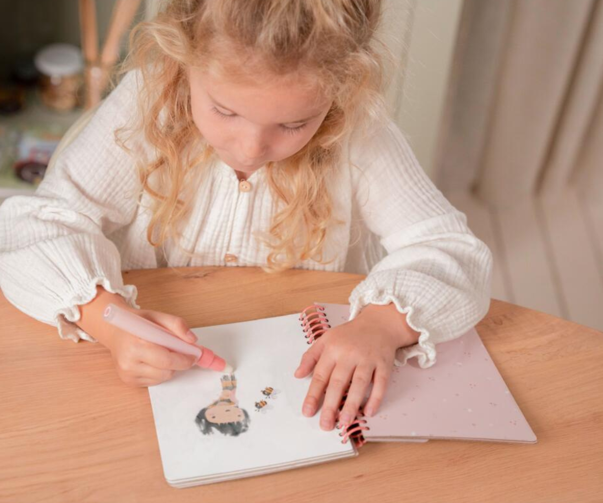 Little Dutch veepliiatsiga värviraamat maagiliseks joonistamiseks