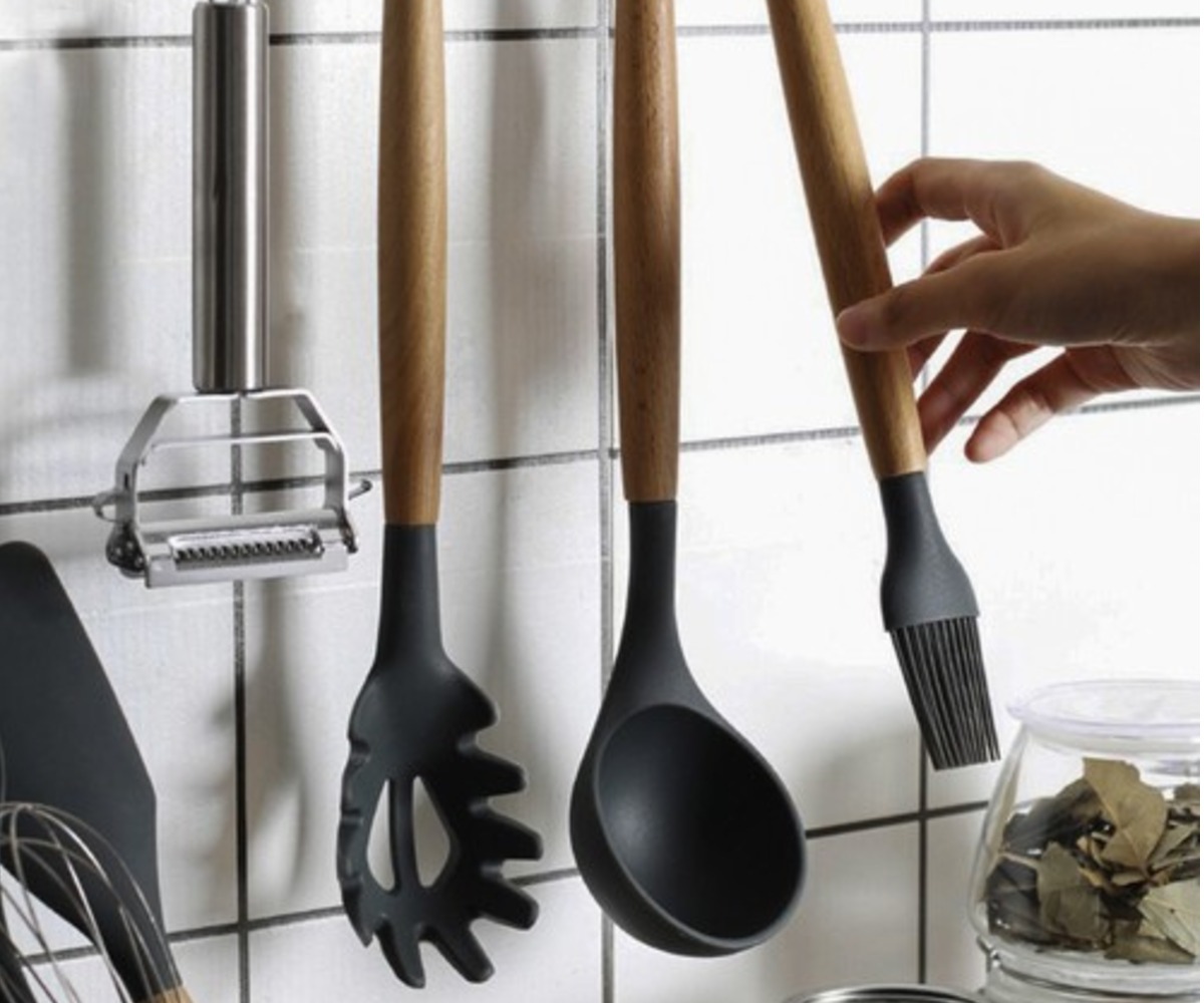 Silikoonist köögitarvikud alusega, mugav seinakinnitus ja lihtne hoiustamine.
