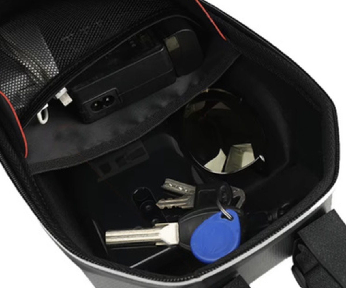 Tõukerattakoti 5L sisu, sealhulgas võtmed ja muud vajalikud esemed.