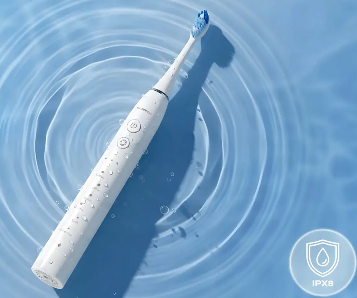 Elektriline hambahari Berdsen – (kuni 50 päeva aku kestvus) valge, vees, näidates IPX8 veekindlust.