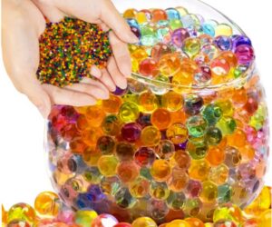 Hüdrogeelkuulid taimedele – mitmevärvilised kätes, värvilised kuulid suures kausis.