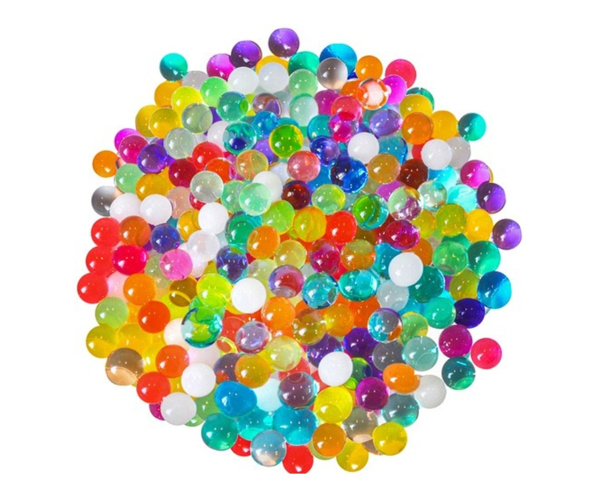 Hüdrogeelkuulid taimedele – mitmevärvilised, eri värvi kuulid kokku laual.