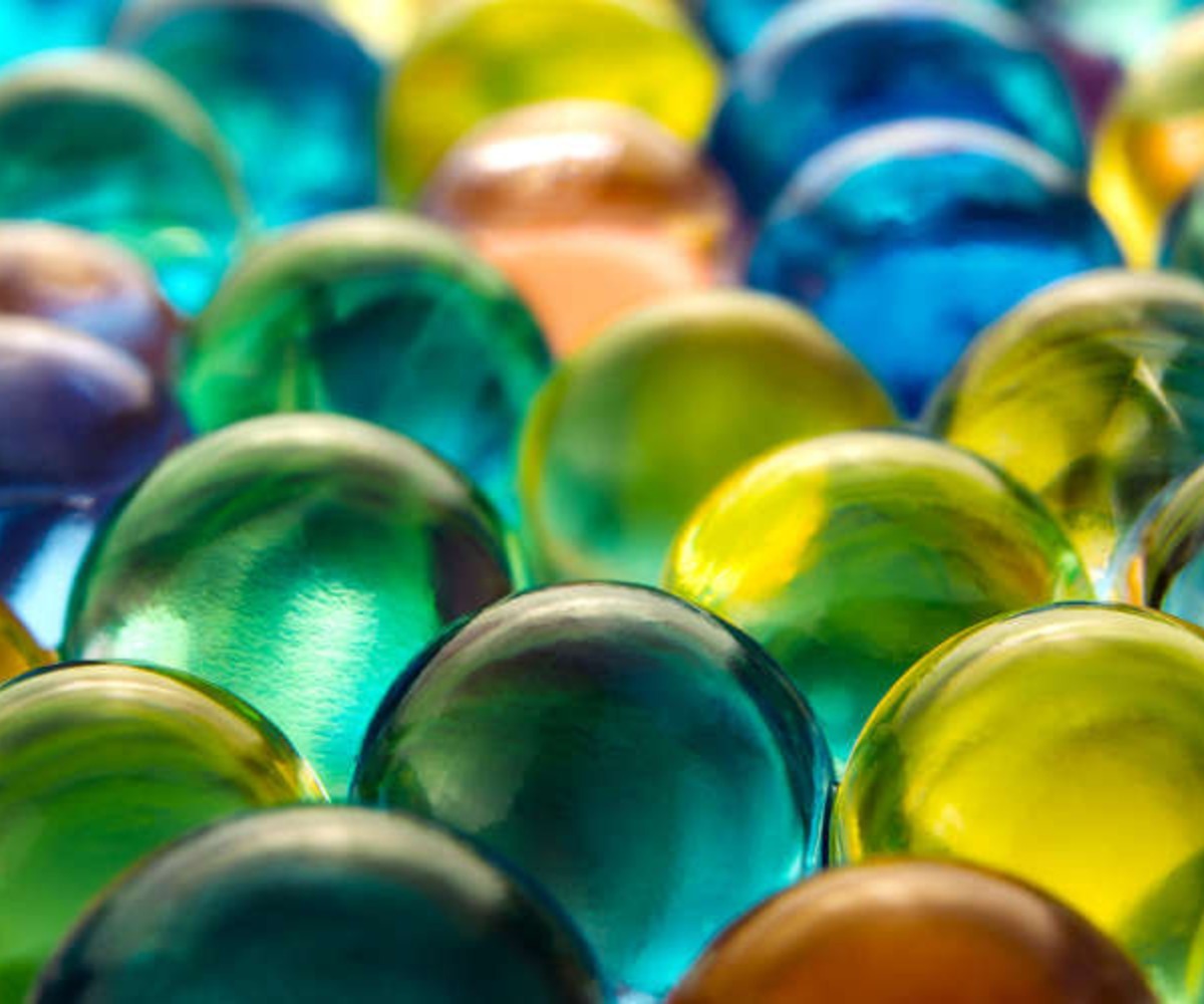 Hüdrogeelkuulid taimedele – mitmevärvilised, suured värvilised kuulid lähivaatlusel.