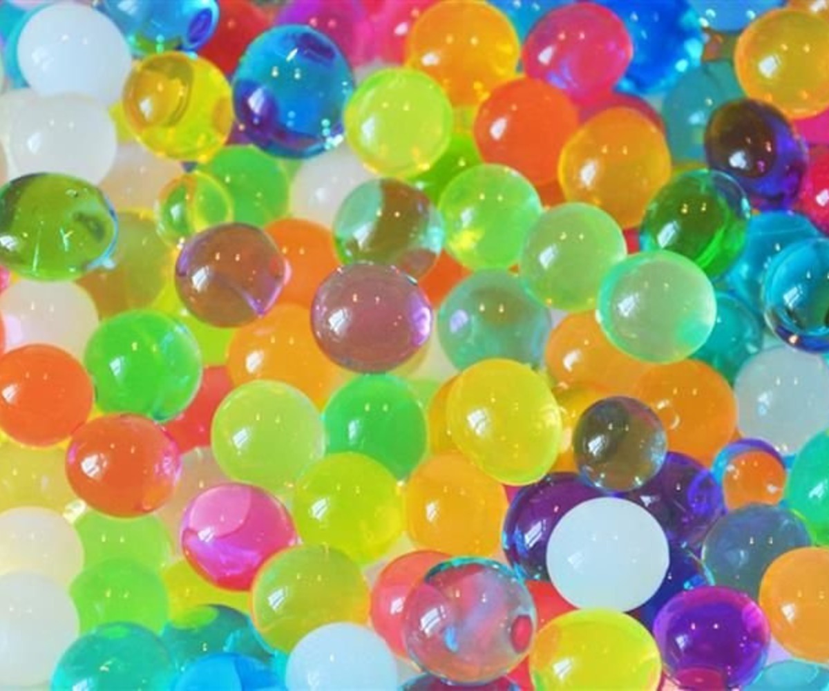 Hüdrogeelkuulid taimedele – mitmevärvilised, erinevad värvilised kuulid sassis.