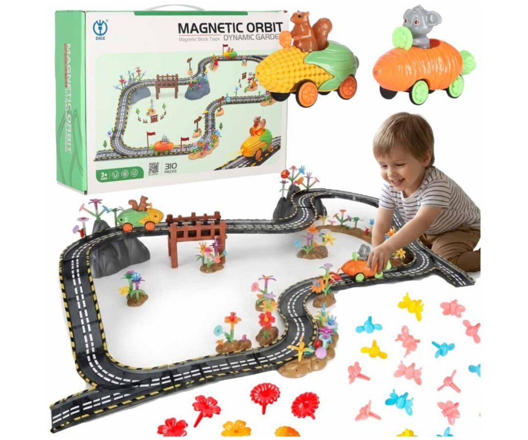 Laps mängib Magnetilise võidusõiduraja klotsikomplektiga 310 osaga, ehitades rajaga mitmekesiseid maastikke.