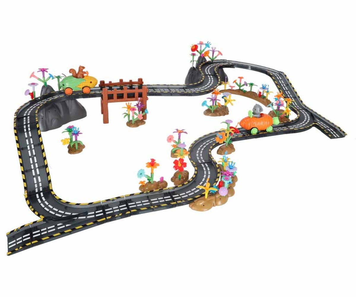 Magnetilise võidusõiduraja klotsikomplekt 310 osaga detailne vaade, kus on erinevad ühikud ja looduslikud elemendid.