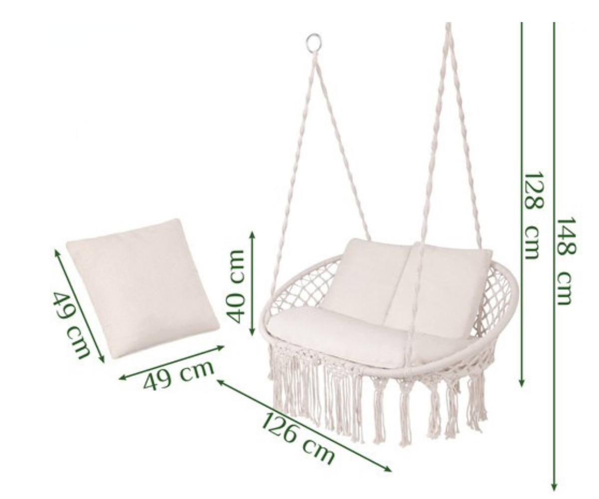 Boho-stiilis pesakiik kahele pehmete patjade ja narmastega