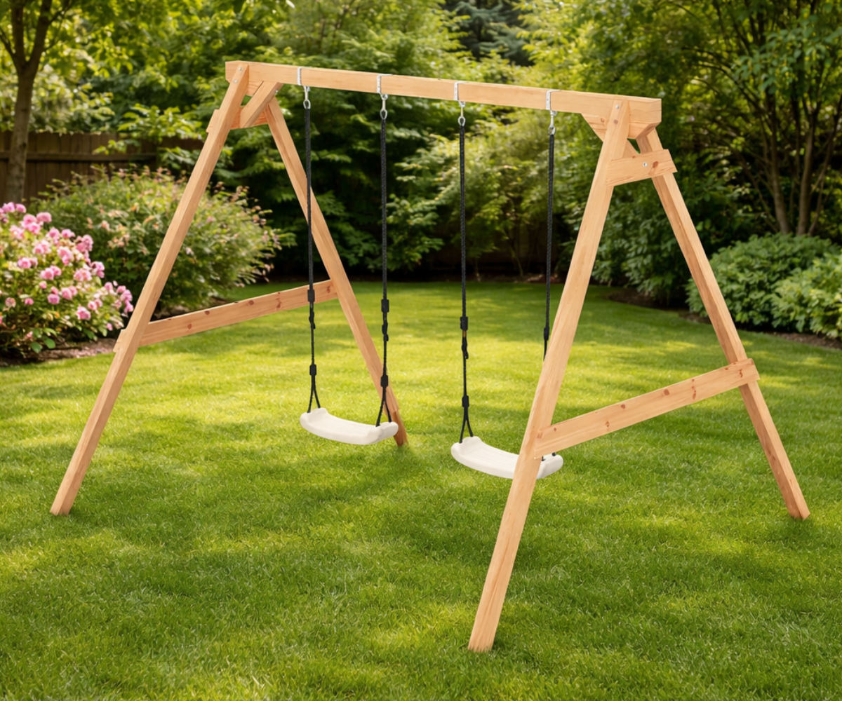 Pastelne valge plastikust kiigeiste lapsele koos nööridega