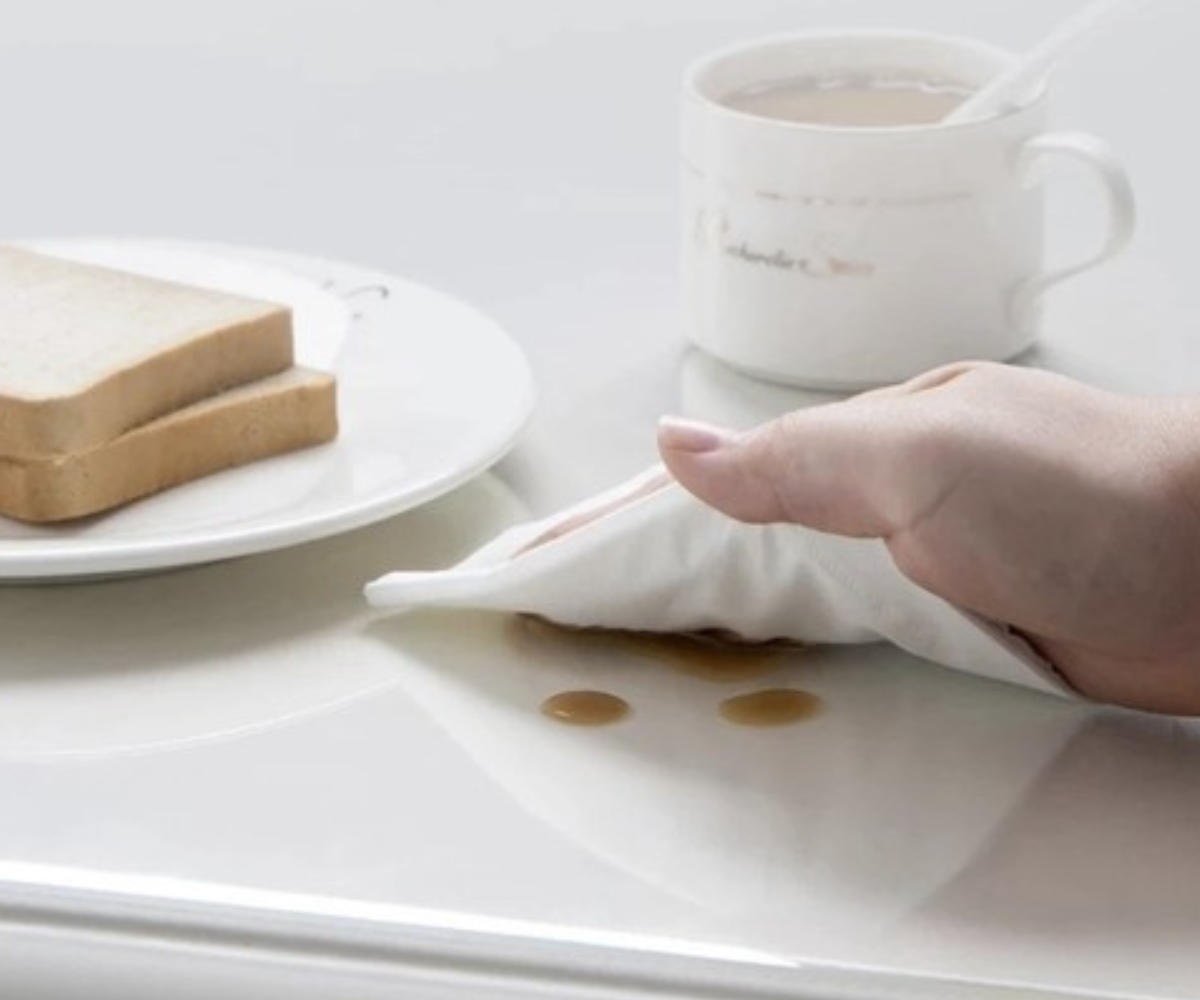 Läbipaistev matt lauale kaitseks vedelike ja kriimustuste eest.