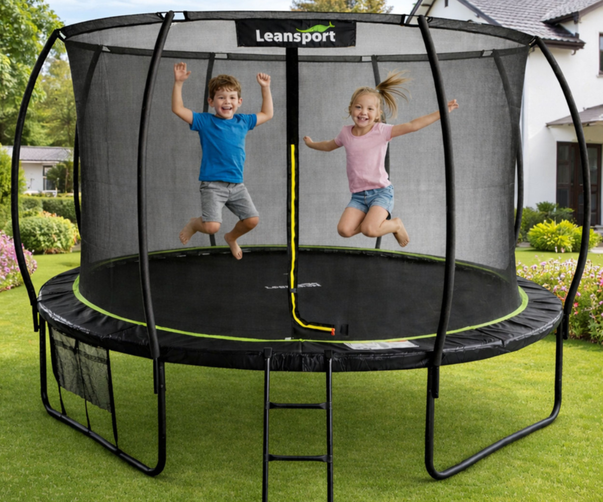 Must roheline aiabatuut tugeva raamiga ja kõrge turvavõrguga