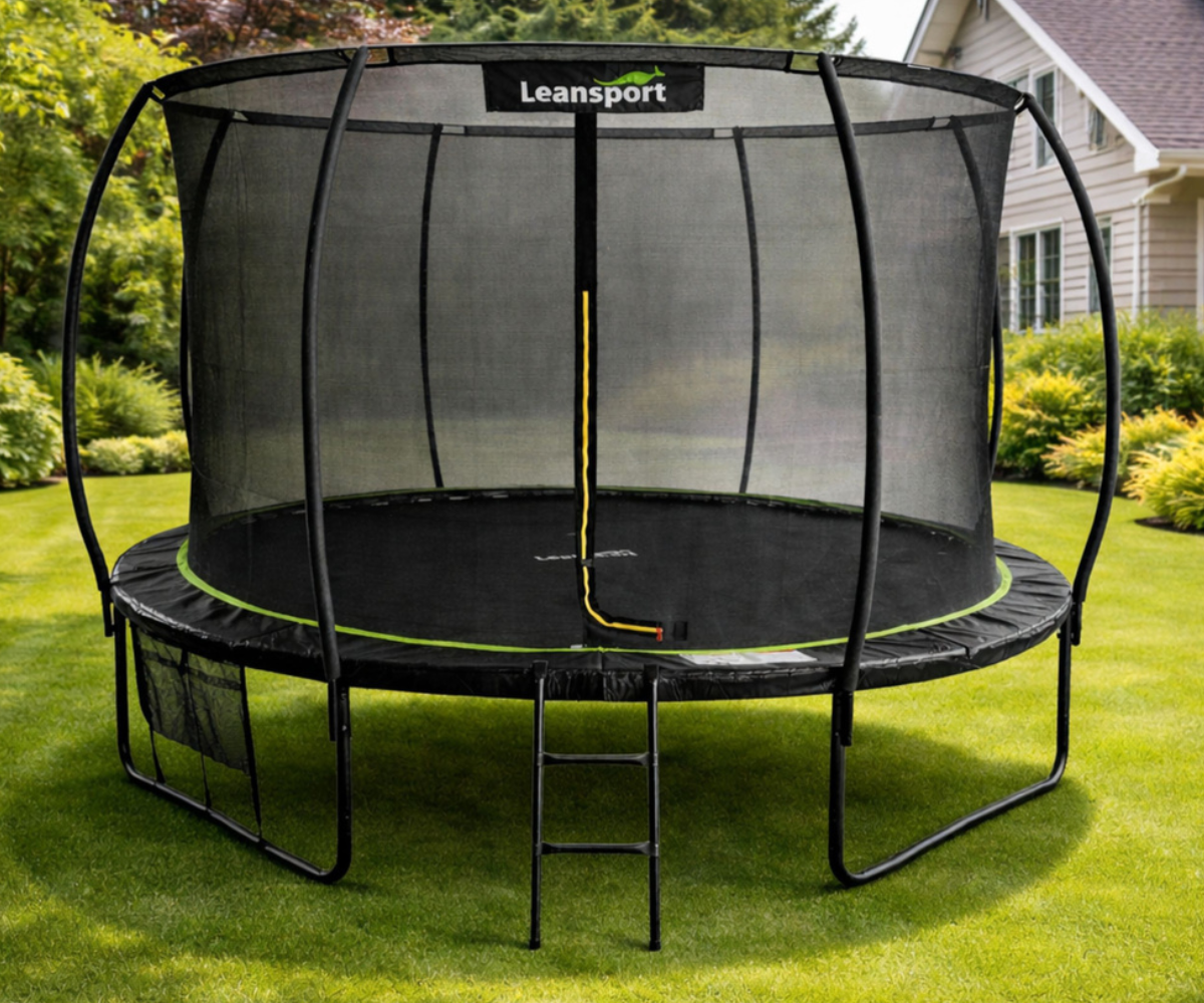 Must roheline aiabatuut tugeva raamiga ja kõrge turvavõrguga