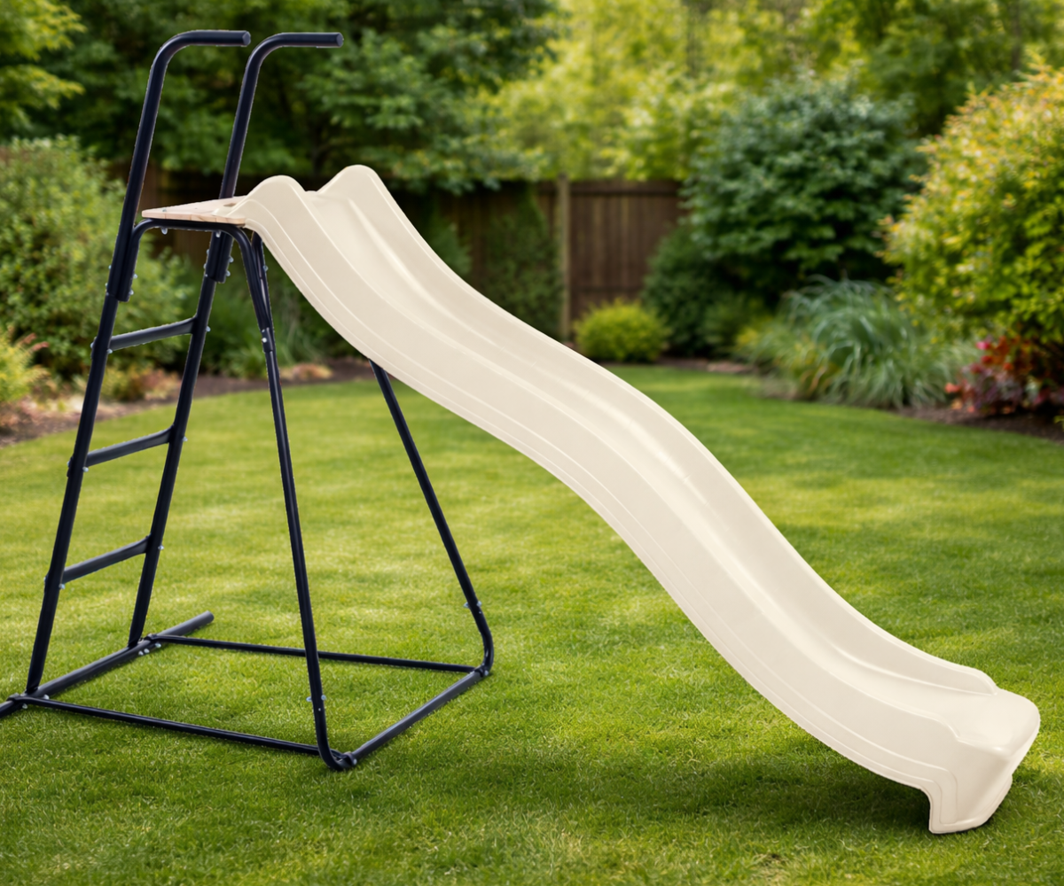 Pastelne valge plastikust liumägi platvormile kõrgusega 120 cm