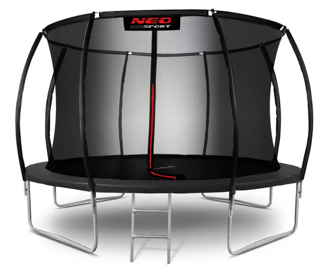 Suur Neo-Sport batuut aeda aktiivseks õuemänguks.