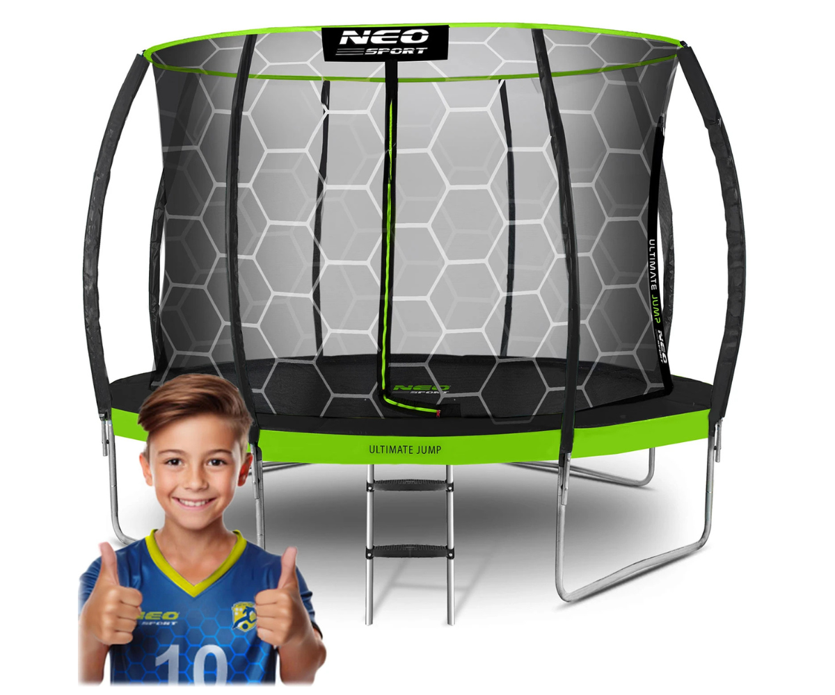 Suur roheline batuut tugeva raamiga kodusele mängualale