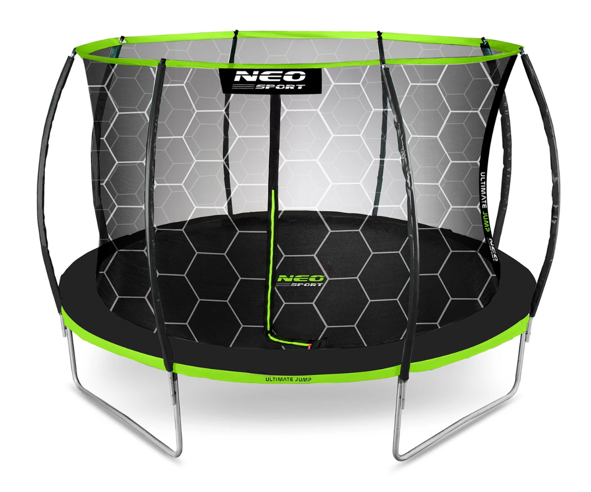 Turvaline aiabatuut sisemise turvavõrgu ja metallredeliga