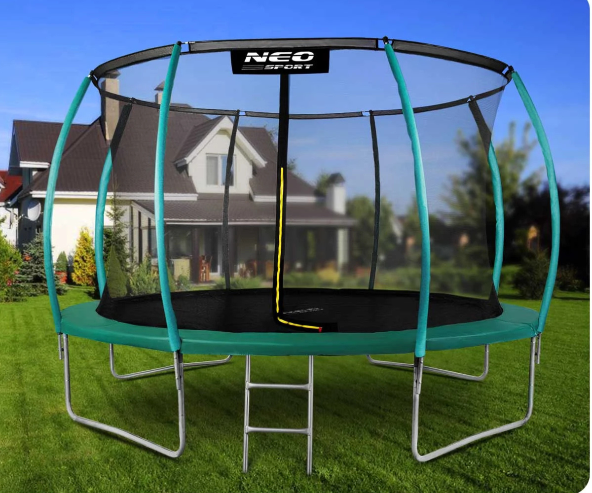 Suur roheline batuut tugeva raamiga kodusele mängualale