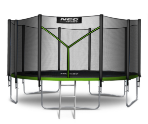 Batuut turvavõrgu ja pehmendustega postidega.