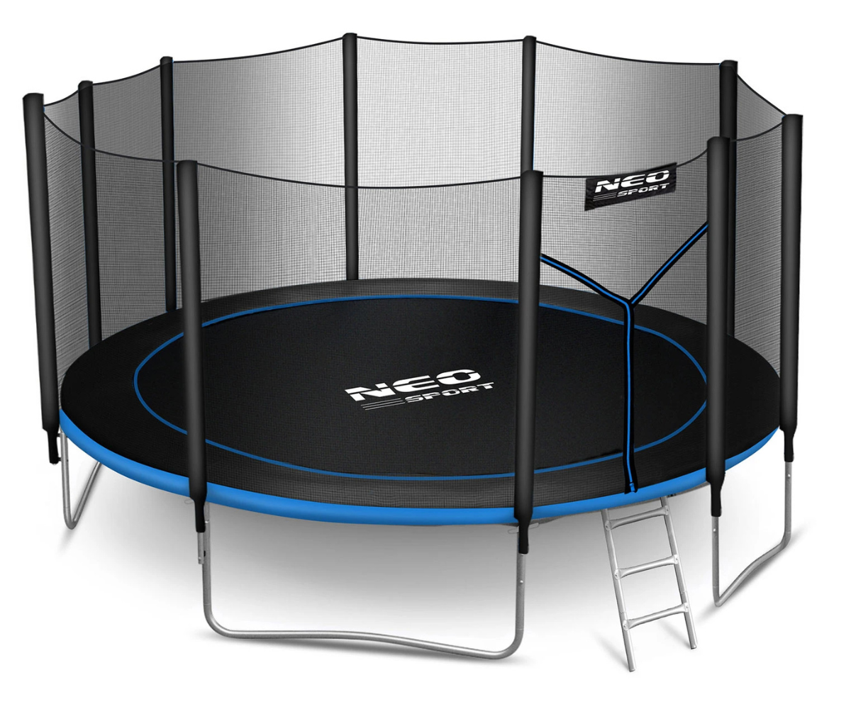 Suur pere batuut turvaliseks hüppamiseks aias.