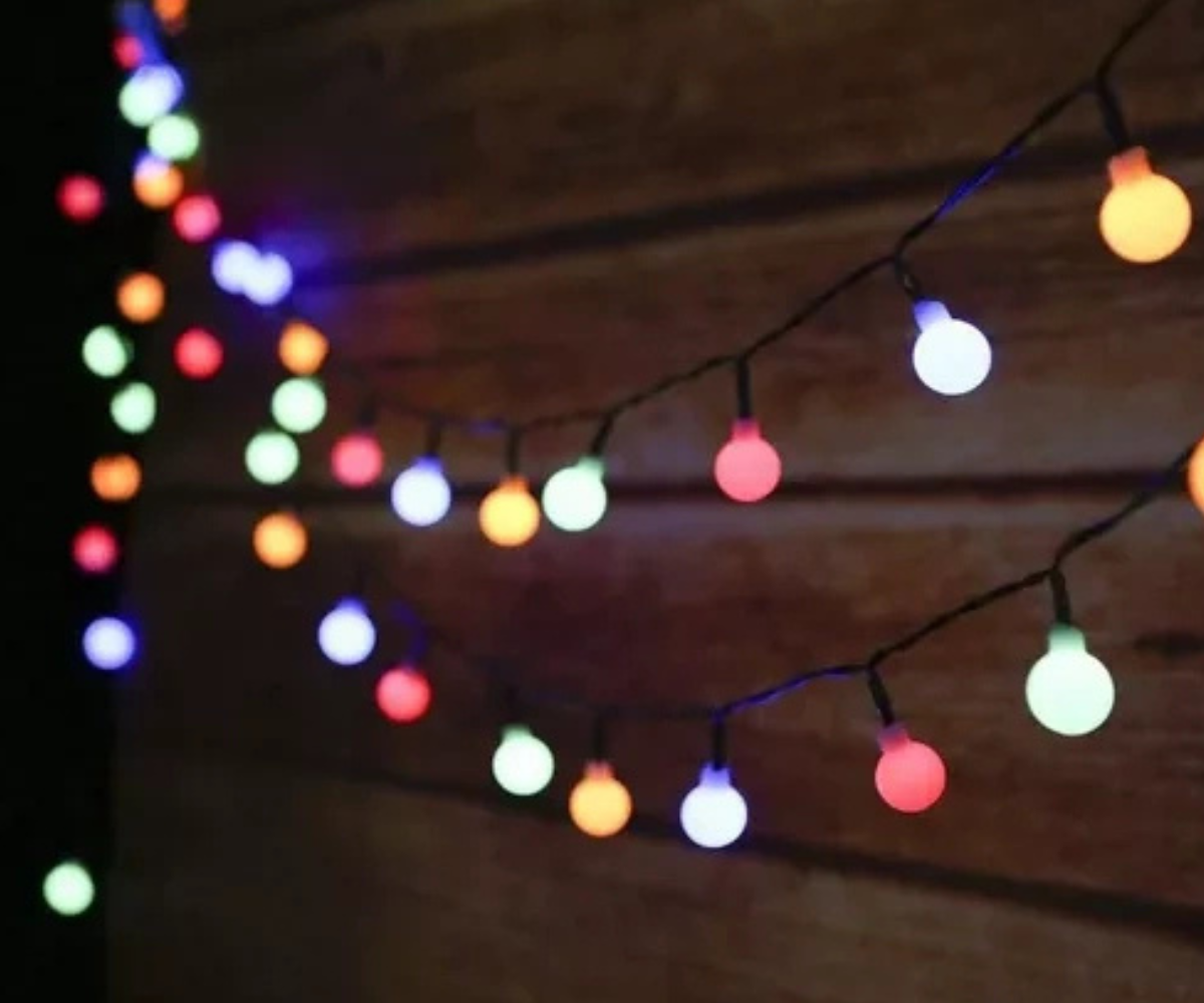 Päikeseenergial töötav valgusvanik mitmevärvilise valguse ja 7 m pikkusega