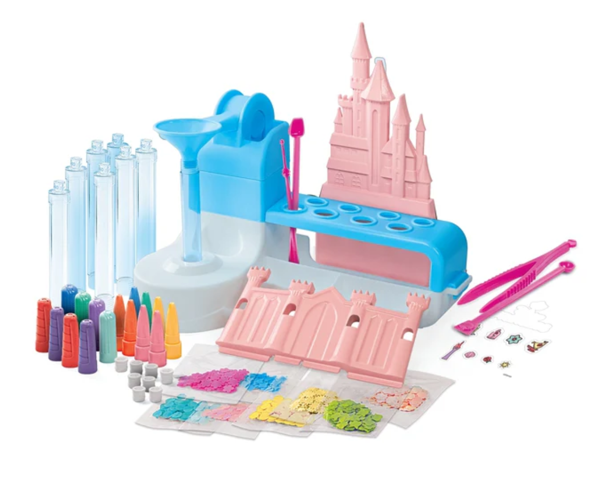 Disney Princess pastakate tehas sädelevate kaunistuste ja kleebistega