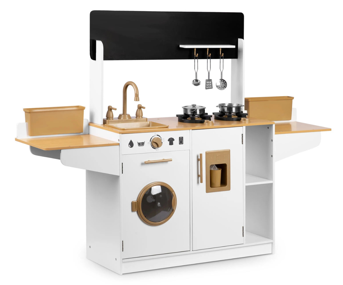 Laste puidust köök potitaimede ja riiulitega.