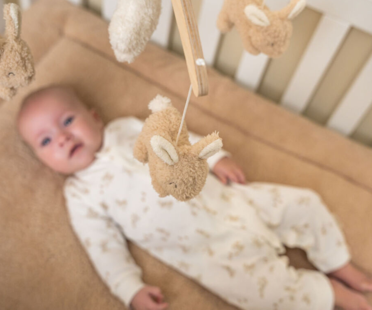 Baby Bunny beebikarussell pehmetes toonides ja puidust detailidega