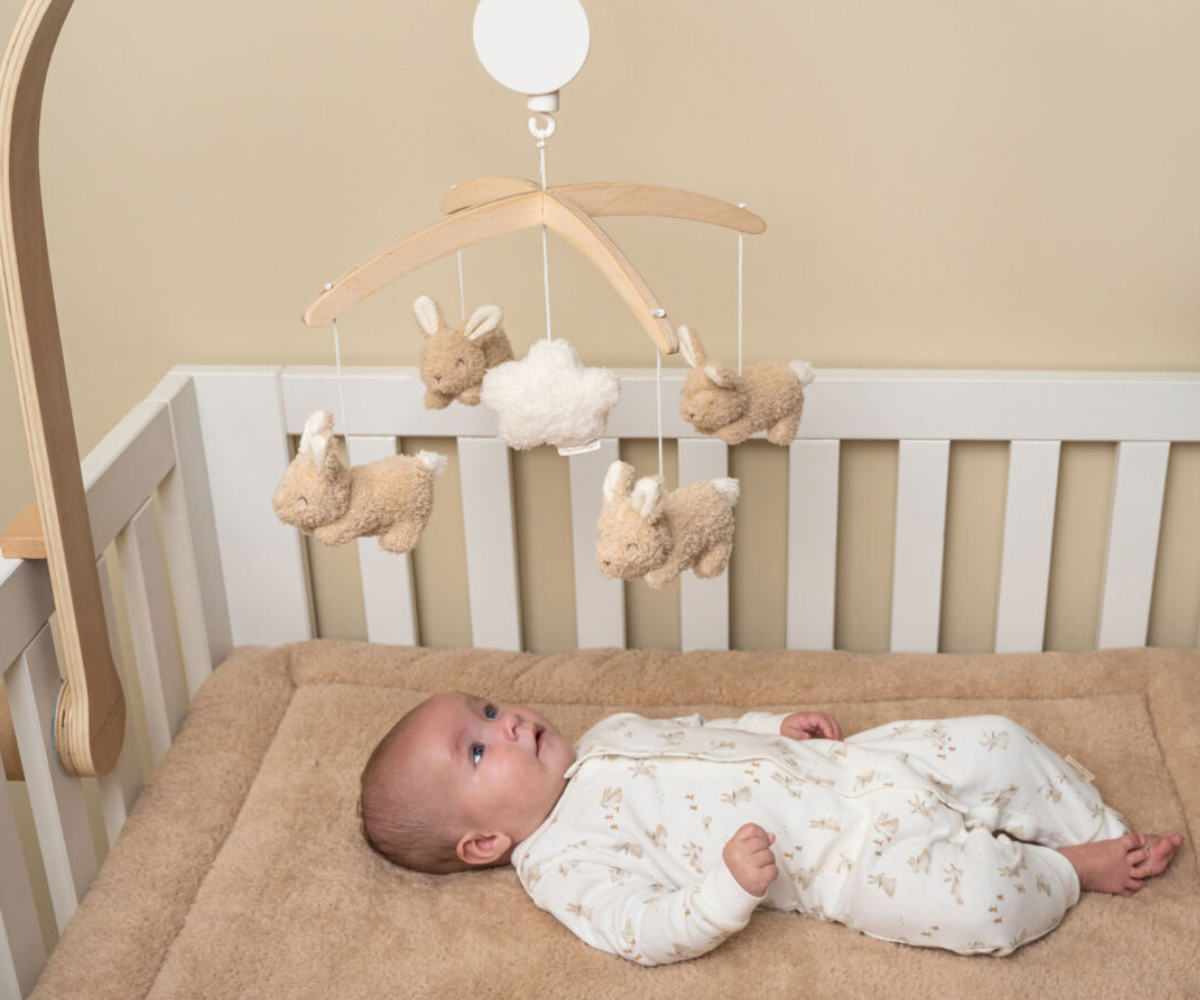 Little Dutch puidust voodikarussell beebi silmade arengu toetamiseks