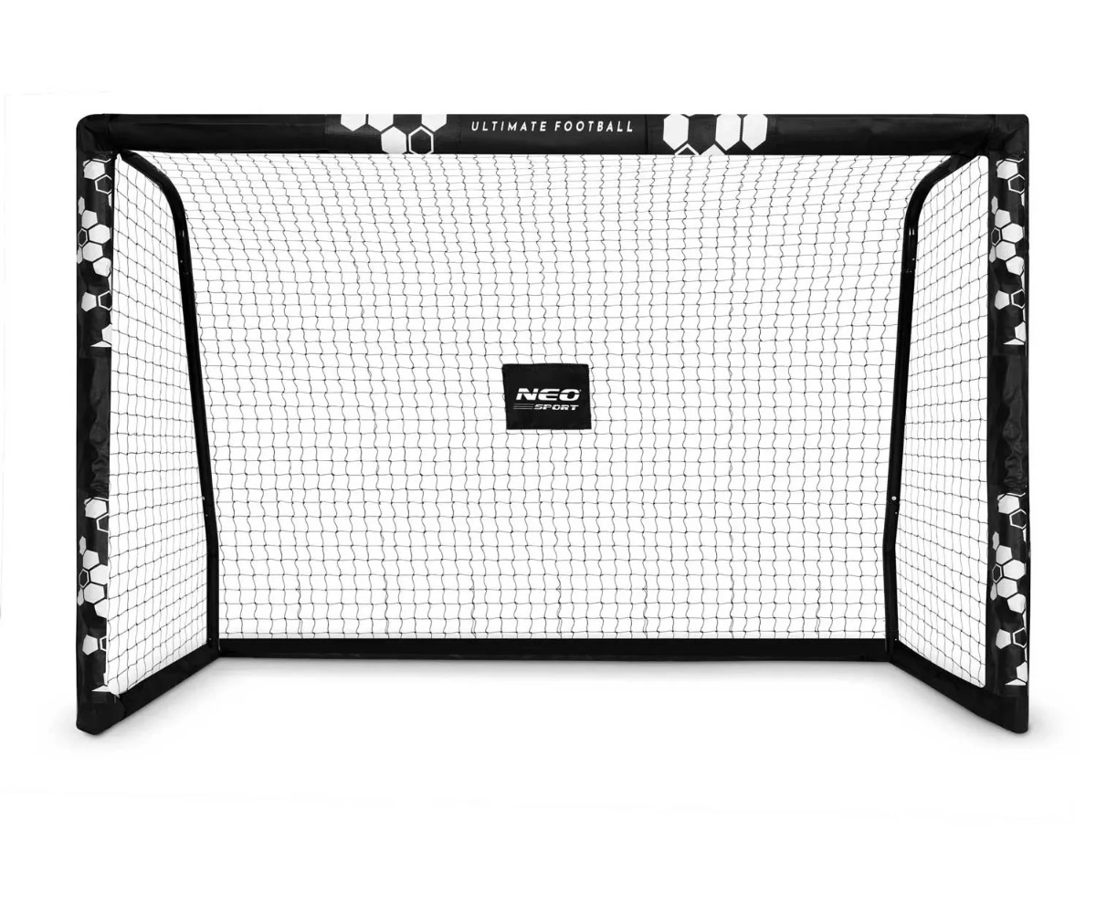 Jalgpallivärav HEXAGON 300x200x120cm lähedal, detailne ülevaade värava konstruktsioonist.