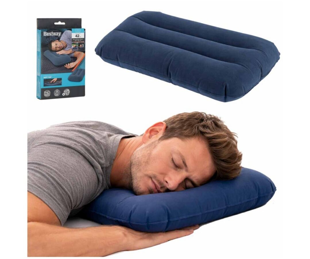 Mees, kes magab täispuhutaval reisipadjal veluurkattega BESTWAY – tumesinine.