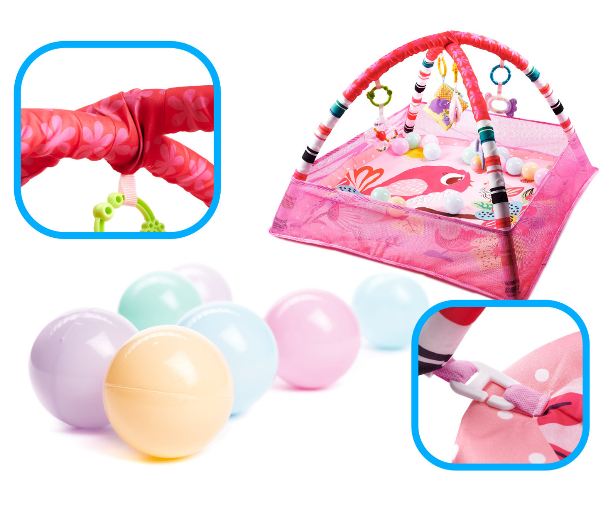 Roosa mängumatt pallide ja mänguasjadega