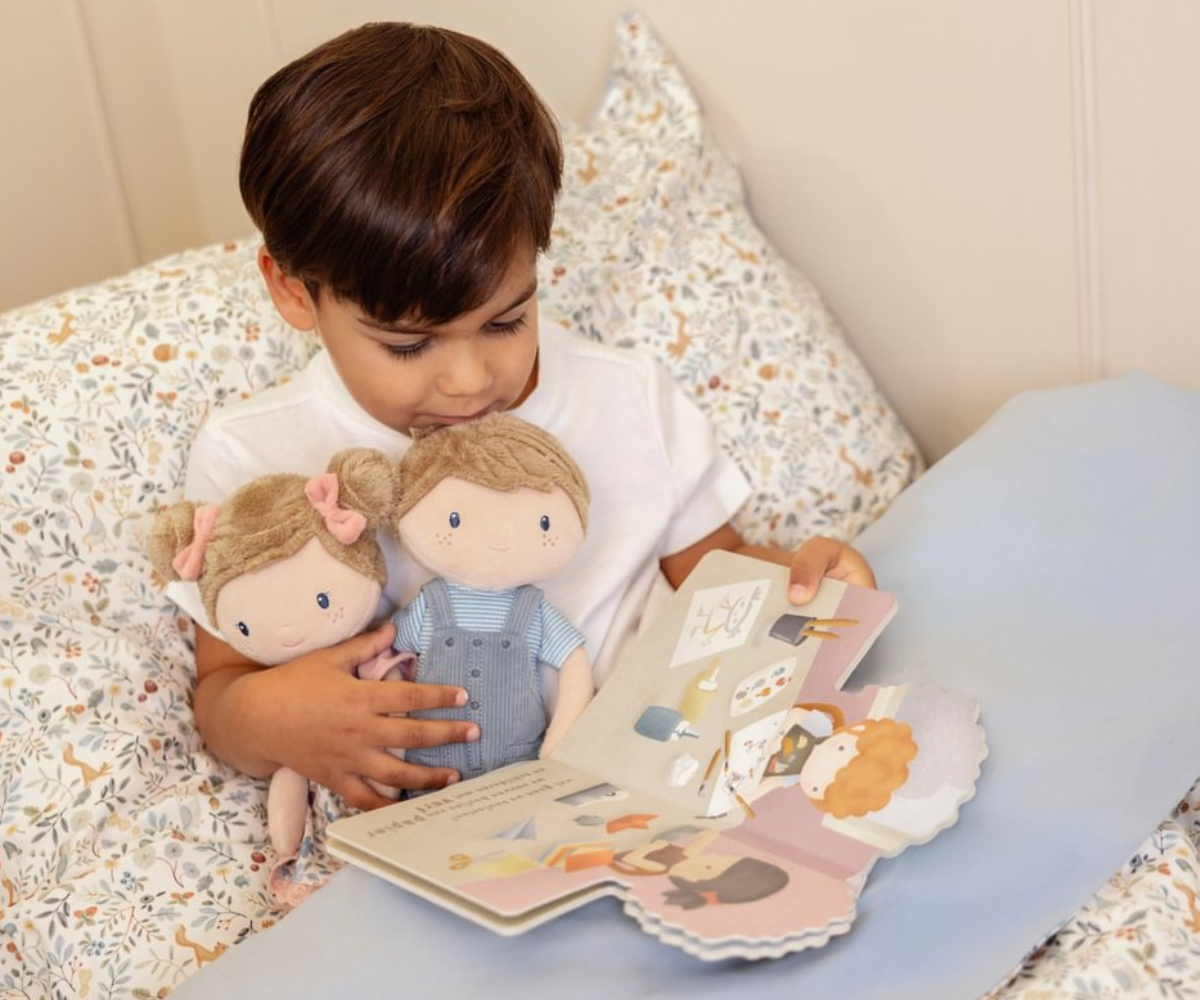 Pehme kaisunukk krunnide ja paeltega juustes