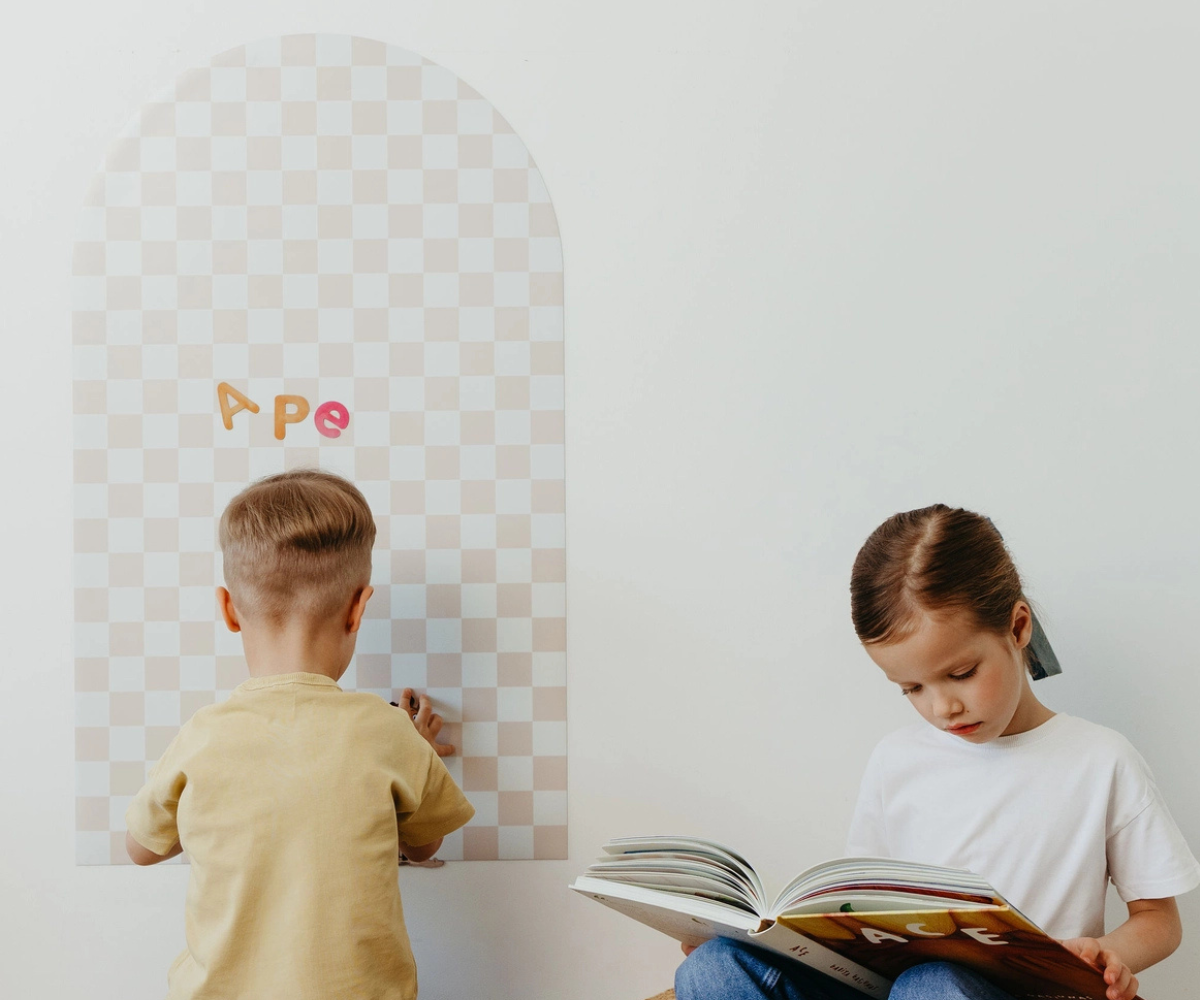 Kaarjas magnettahvel peenmotoorika arendamiseks