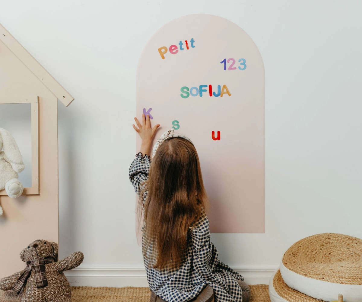 Seinale kleebitav magnettahvel õppimiseks ja mänguks