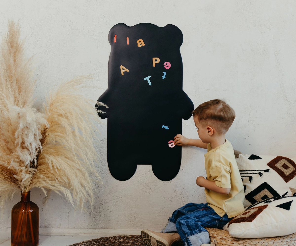 Seinale kleebitav karukujuline magnettahvel mängimiseks