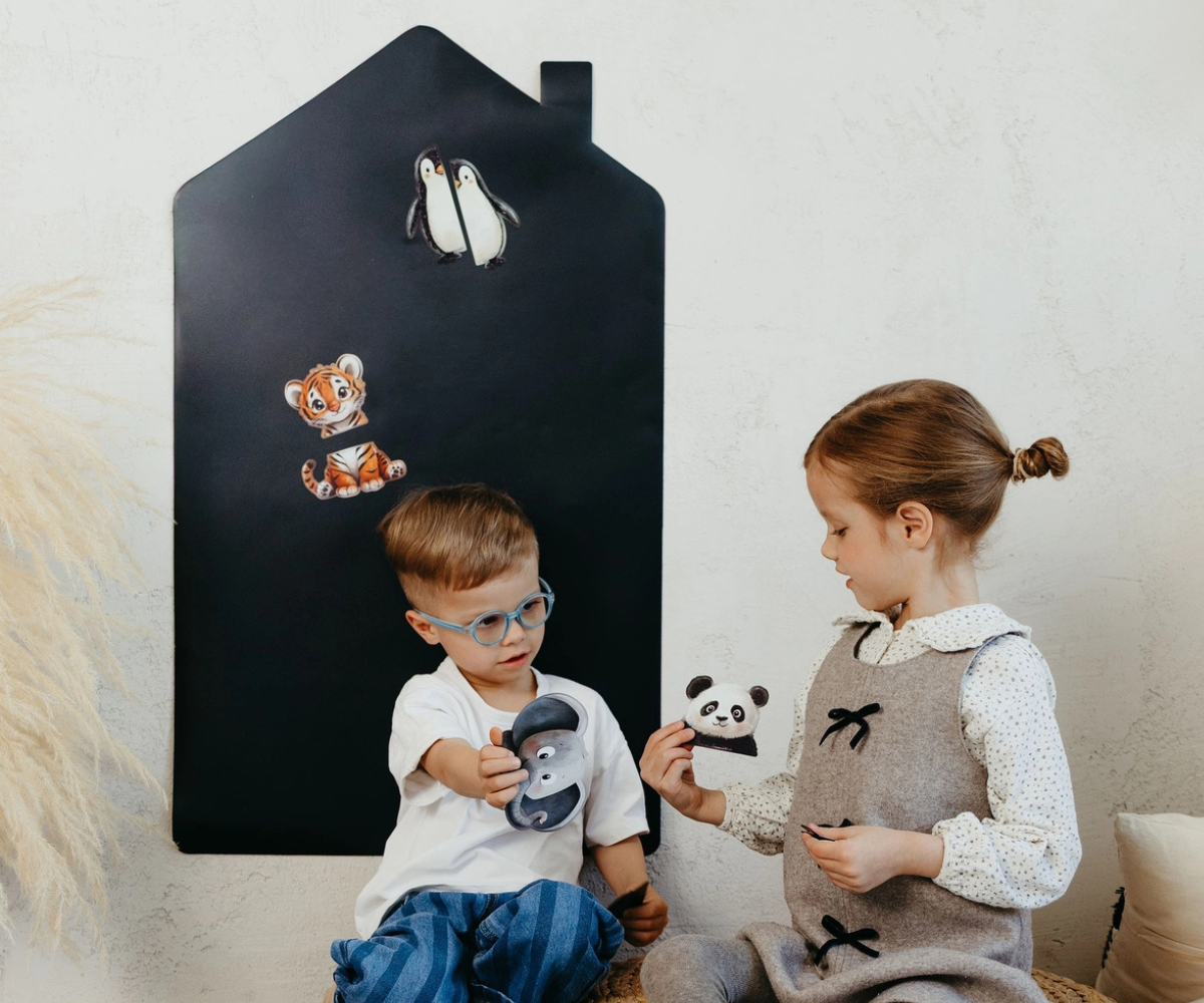 Seinale kleebitav majakujuline magnettahvel mängimiseks